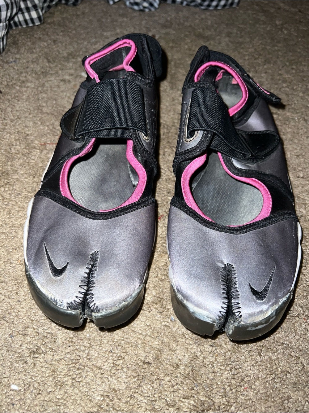 Gray and pink Nike Air Rift vintage